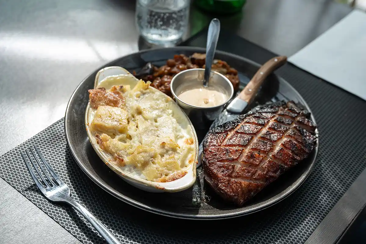 Assiette de viande grillée servie au restaurant du Grill de Moirans