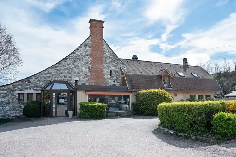 restaurant Le Grill à Moirans : trois salles et terrasse, avec parking privé