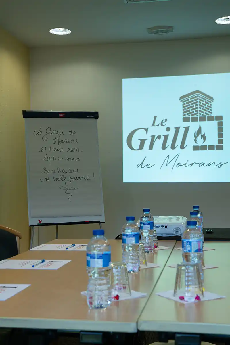 salle de réunion "Chartreuse" du Grill de Moirans, près de Voiron, entre Grenoble et Lyon (pour 20 personnes)