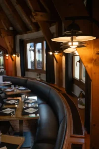la salle historique du restaurant le Grill de Moirans et ses banquettes arrondies en cuir