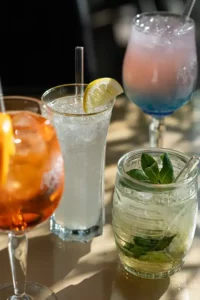 Quatre verres cocktails apéritifs au restaurant le Grill Moirans Voiron