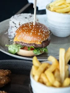 Menu enfant du Grill de Moirans : burger, frites, et autres accompagnements au choix