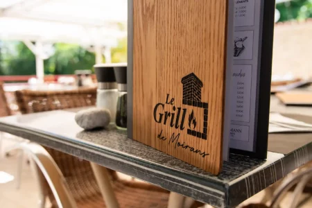 la carte du Grill sur une table en terrasse
