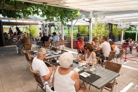 le restaurant vous accueille en terrasse ombragée pour les beaux jours