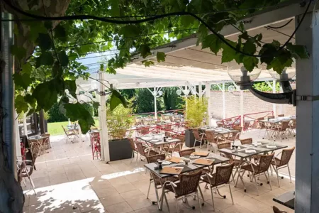 le restaurant vous accueille en terrasse ombragée pour les beaux jours