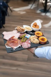 assiette de charcuterie à partager - Grill de Moirans