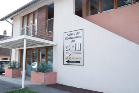 entrée de la salle Chartreuse du Grill de Moirans (salle de réunion pour une vingtaine de personnes en Isère)