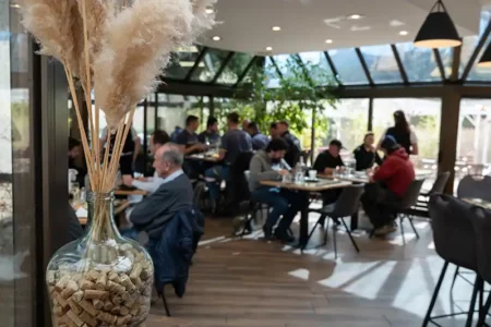 Parmi les salles du Restaurant le Grill de Moirans, la Véranda : climatisée en été, chauffée en hiver, et toujours très lumineuse.