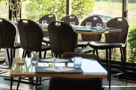 Parmi les salles du Restaurant le Grill de Moirans, la Véranda : climatisée en été, chauffée en hiver, et toujours très lumineuse.
