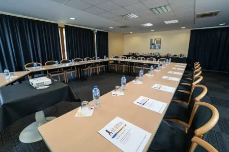 salle de réunion du Grill de Moirans, près de Voiron, entre Grenoble et Lyon