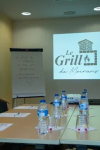 salle de réunion "Chartreuse" du Grill de Moirans, près de Voiron, entre Grenoble et Lyon (pour 20 personnes)