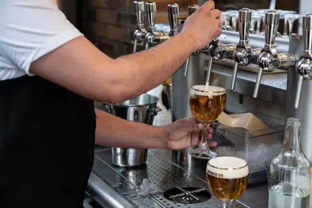 vue du bar du Grill de Moirans et de sa tireuse à bière